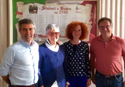 Da sinistra, il vice-sindaco Gianmichele Cismondi, Alda Bono, Debora Tarditi, il sindaco Marco Gallo